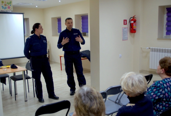 Policja i biblioteka dla seniorów