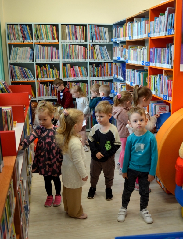 Przedszkolaki w bibliotece