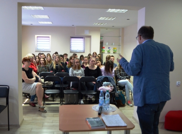 „Zakłamany świat cenzury na przykładzie PRL-u”. Spotkanie autorskie z Błażejem Torańskim w bibliotece !